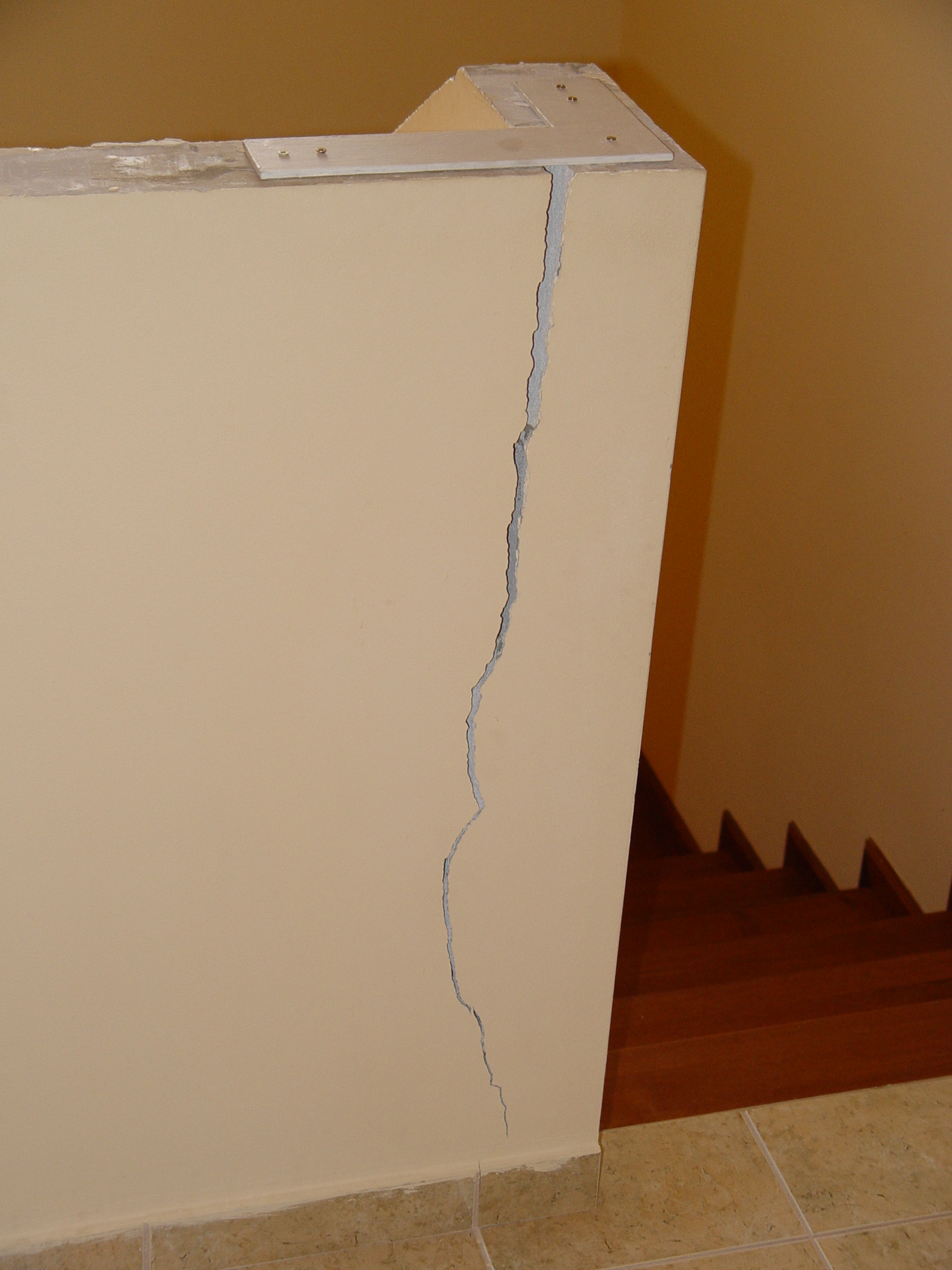 Szétnyíló mellvédfal